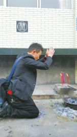 阿林祭拜母亲。他是否会被起诉，将取决于检察机关。