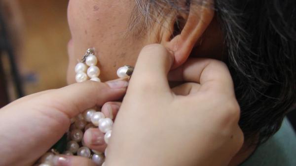 荣耀少年湃丨穿过五十年，我们为他们办一场纪念爱情的仪式