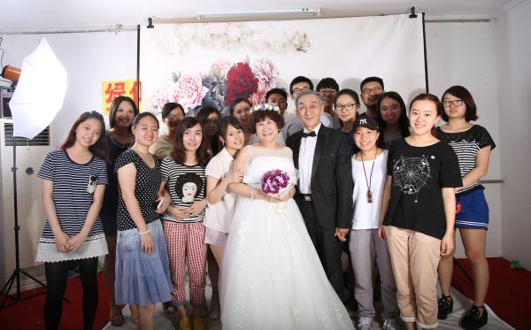 荣耀少年湃丨穿过五十年，我们为他们办一场纪念爱情的仪式