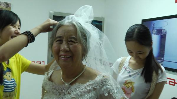 荣耀少年湃丨穿过五十年，我们为他们办一场纪念爱情的仪式