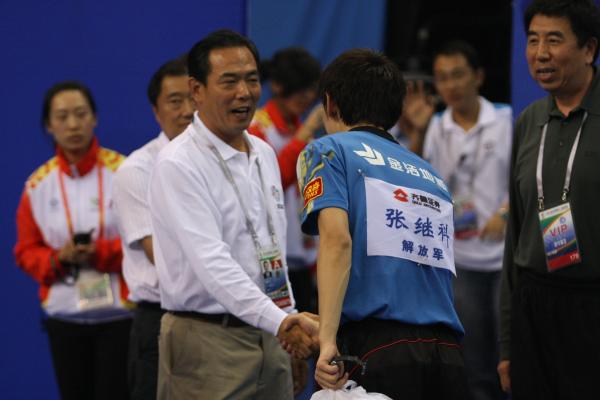 相比管足球这条“不归路”，看看蔡振华是怎么管乒乓的