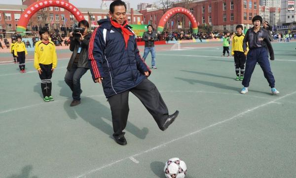 相比管足球这条“不归路”，看看蔡振华是怎么管乒乓的