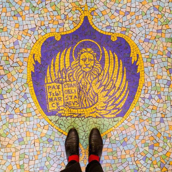 俯视地板的艺术家除了巴黎，还去了威尼斯找灵感