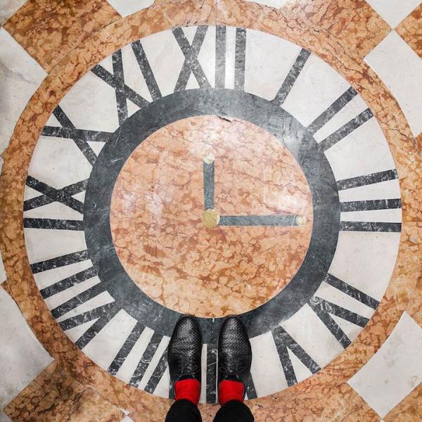 俯视地板的艺术家除了巴黎，还去了威尼斯找灵感