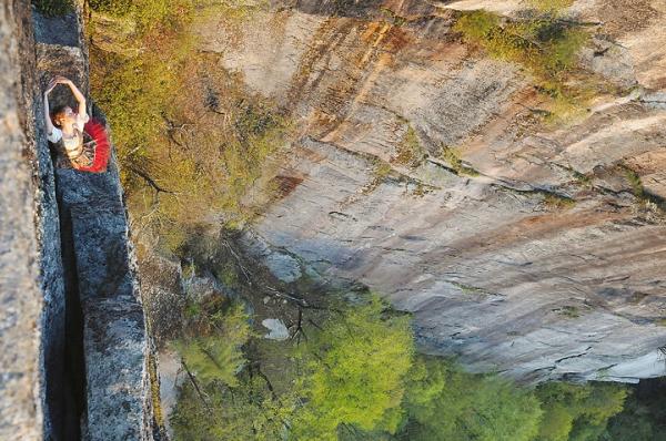 350英尺悬崖上的结婚照！摄影师比新婚夫妇更厉害