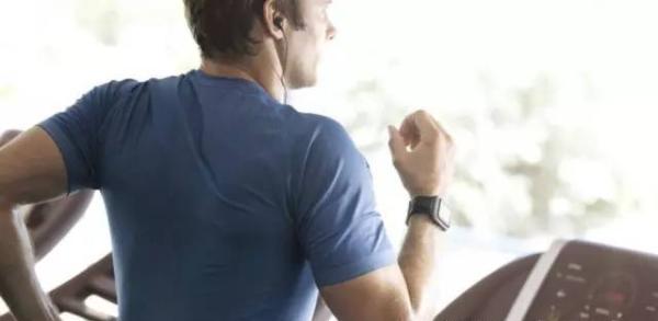 和国外跑友的跑步装备比起来，我们简直天天在“裸跑”