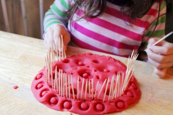 不起眼的小牙签，原来能让孩子玩得这么开心