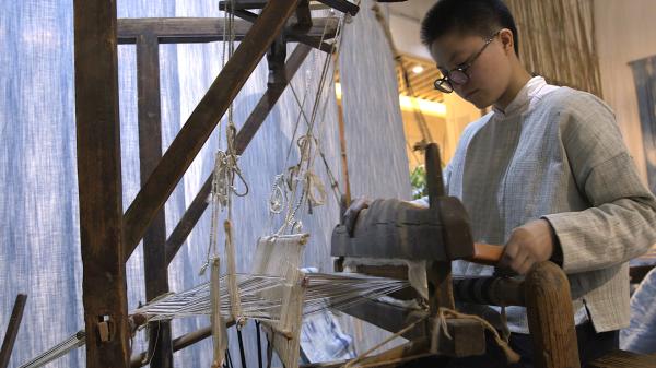 荣耀少年湃丨蓝染手艺人小瓜：青山不老，我愿染成春风长厮守