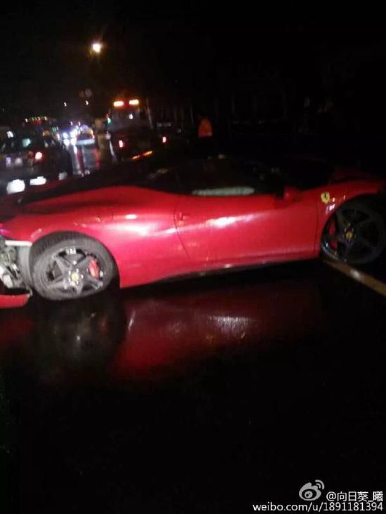 上海一红色法拉利夜撞人行道隔离栏，警方：已排除酒驾