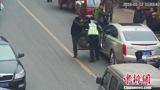 湖北一司机违停被查殴打交警叫嚣“老子就是有钱”