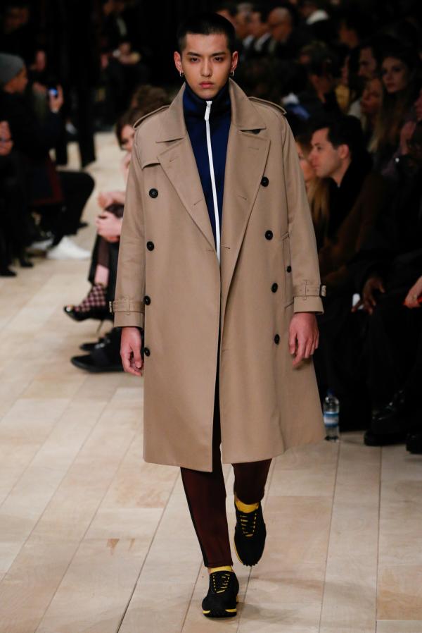 娱评｜吴亦凡为巴宝莉走秀说明什么