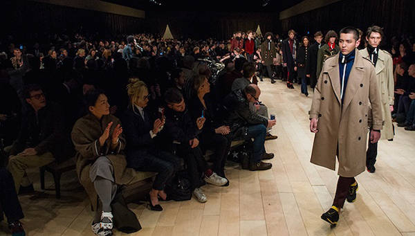 娱评｜吴亦凡为巴宝莉走秀说明什么