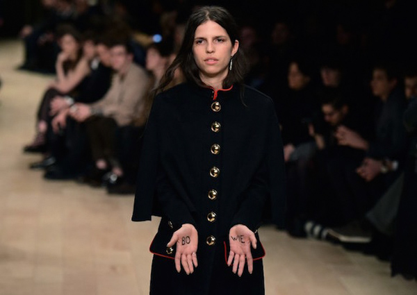 娱评｜吴亦凡为巴宝莉走秀说明什么