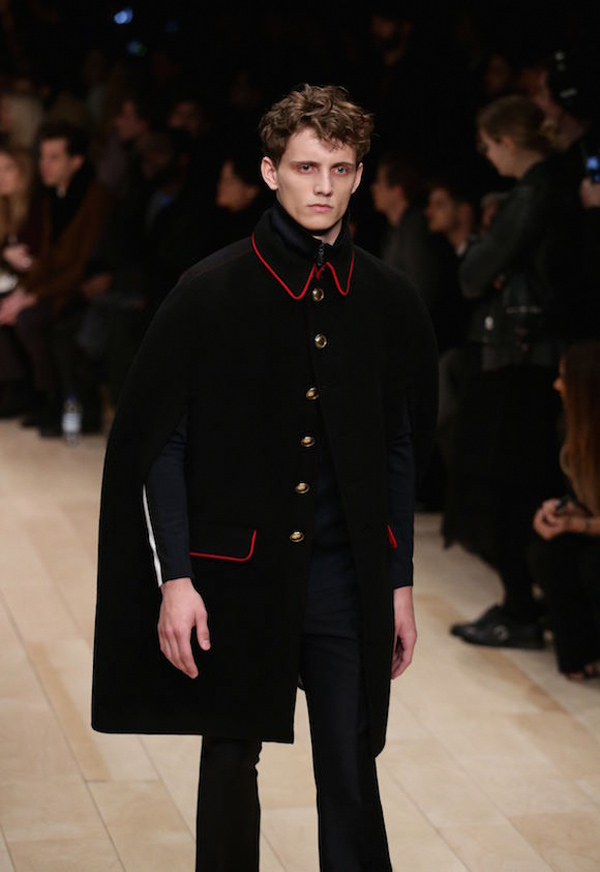 娱评｜吴亦凡为巴宝莉走秀说明什么