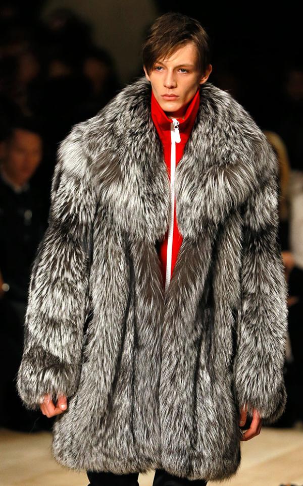 娱评｜吴亦凡为巴宝莉走秀说明什么