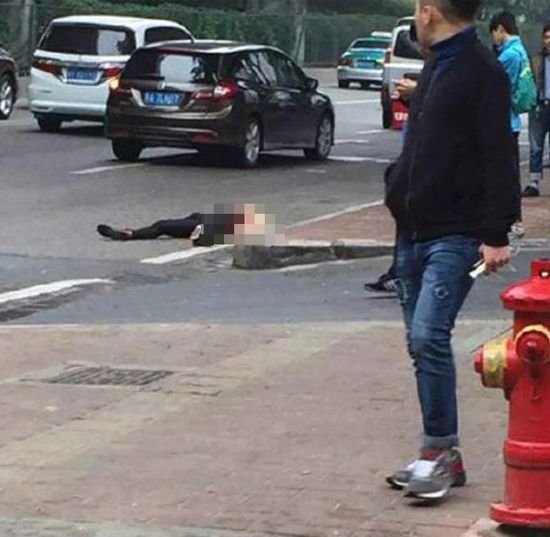 事发现场，一名年轻女子倒在地铁站出口附近。@佛山日报