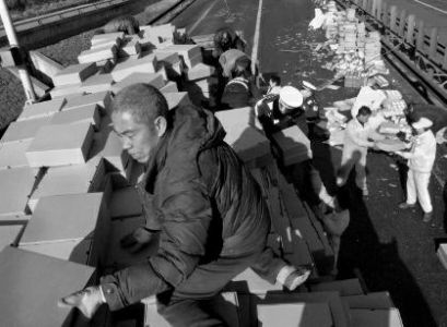 货车侧翻苹果散一地 过路司机阻止村民哄抢