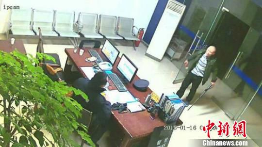 四川绵阳：吸毒男子持刀冲进警务值班室被制服