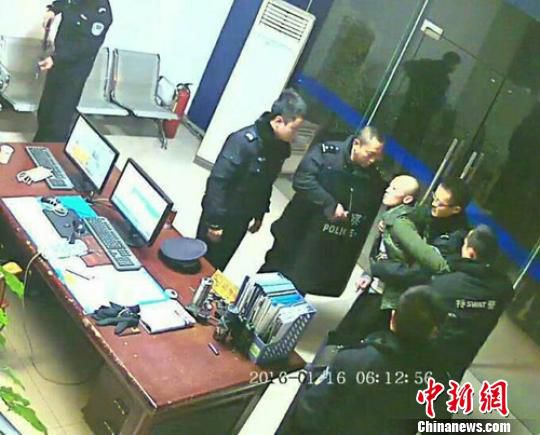 四川绵阳：吸毒男子持刀冲进警务值班室被制服