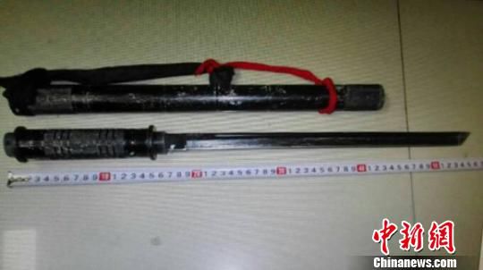 图为邀获男子携带的长棍、砍刀。　警方提供 摄