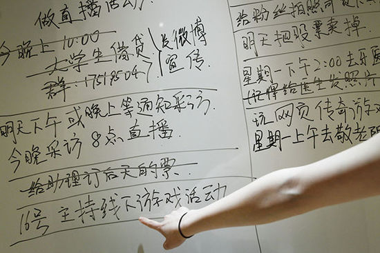 网络女主播镜头前一件件换衣服 60万人观看(图)