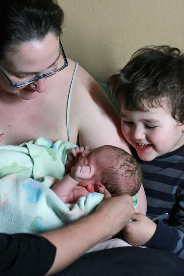 在产房第一眼看见弟弟妹妹，孩子们是什么表情？