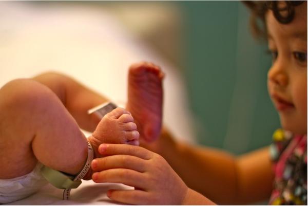 在产房第一眼看见弟弟妹妹，孩子们是什么表情？