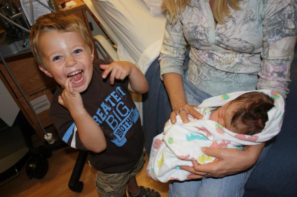 在产房第一眼看见弟弟妹妹，孩子们是什么表情？