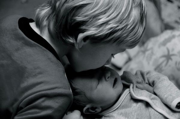 在产房第一眼看见弟弟妹妹，孩子们是什么表情？