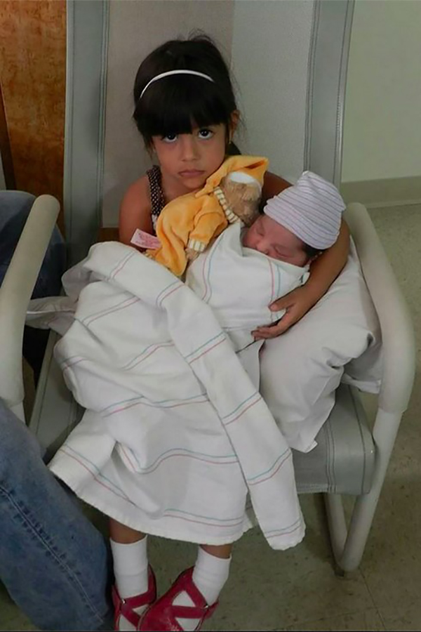 在产房第一眼看见弟弟妹妹，孩子们是什么表情？