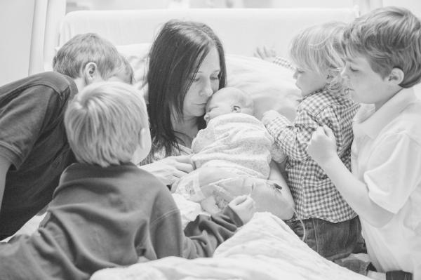 在产房第一眼看见弟弟妹妹，孩子们是什么表情？