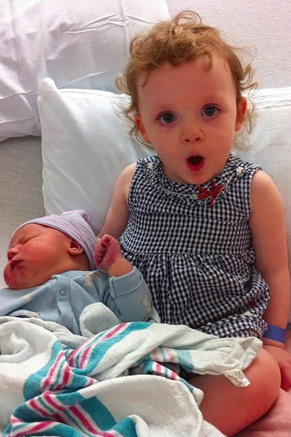 在产房第一眼看见弟弟妹妹，孩子们是什么表情？