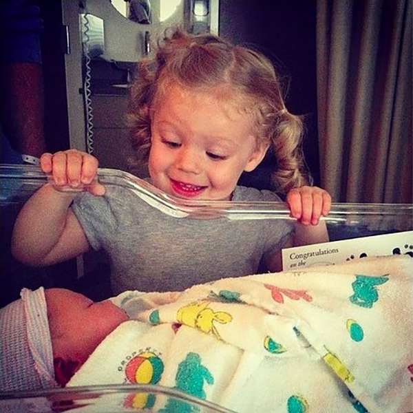 在产房第一眼看见弟弟妹妹，孩子们是什么表情？