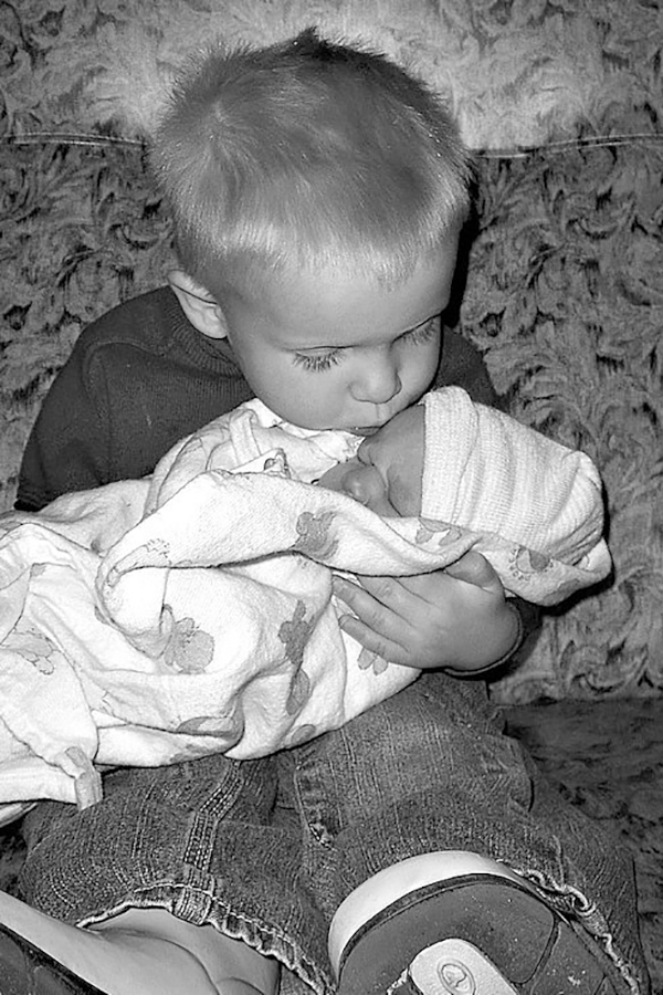 在产房第一眼看见弟弟妹妹，孩子们是什么表情？