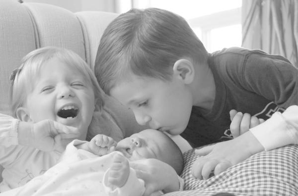 在产房第一眼看见弟弟妹妹，孩子们是什么表情？