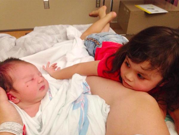 在产房第一眼看见弟弟妹妹，孩子们是什么表情？