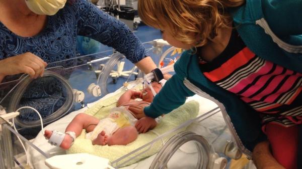 在产房第一眼看见弟弟妹妹，孩子们是什么表情？