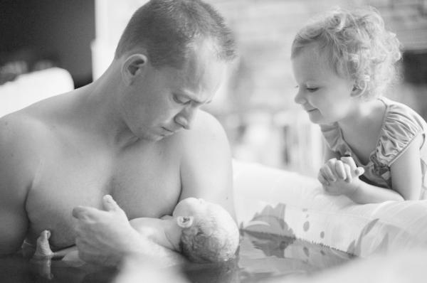 在产房第一眼看见弟弟妹妹，孩子们是什么表情？