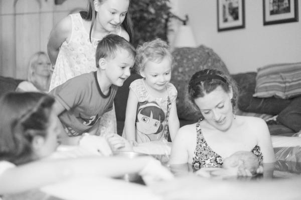 在产房第一眼看见弟弟妹妹，孩子们是什么表情？