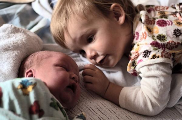 在产房第一眼看见弟弟妹妹，孩子们是什么表情？