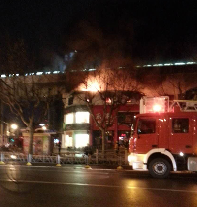 上海地铁旁店铺失火 列车穿过火焰变