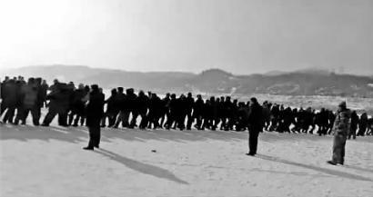 运粮车过结冰江面时坠江 50多位村民拉长绳救援