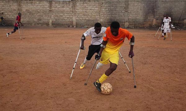 有这么一群人，他们快乐的踢着球，即使只有一条腿