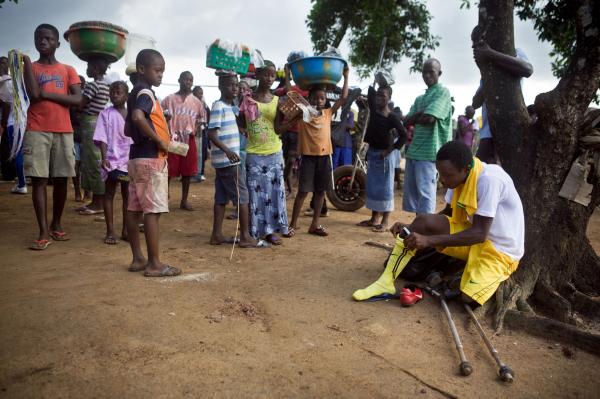 有这么一群人，他们快乐的踢着球，即使只有一条腿