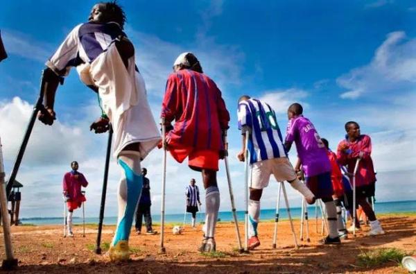 有这么一群人，他们快乐的踢着球，即使只有一条腿