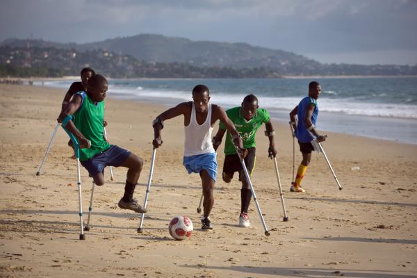 有这么一群人，他们快乐的踢着球，即使只有一条腿