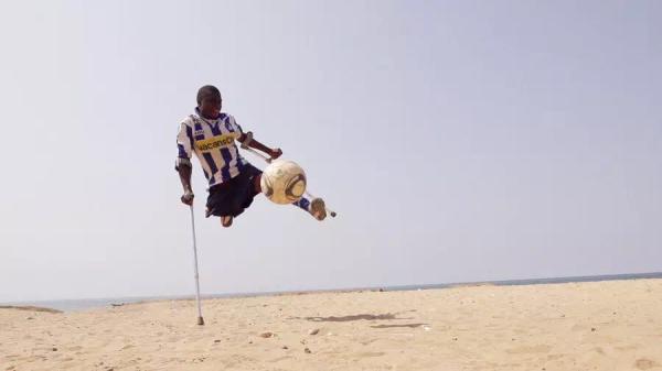 有这么一群人，他们快乐的踢着球，即使只有一条腿