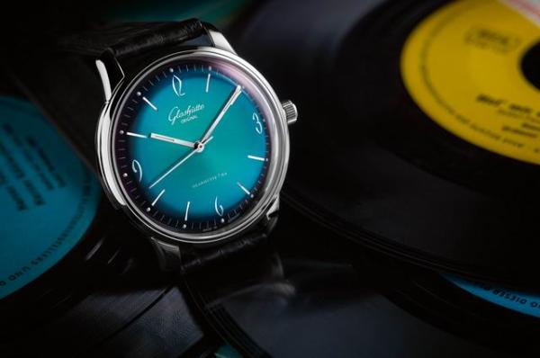 时间不语：魅蓝流光，这些腕表钟爱的蓝色元素