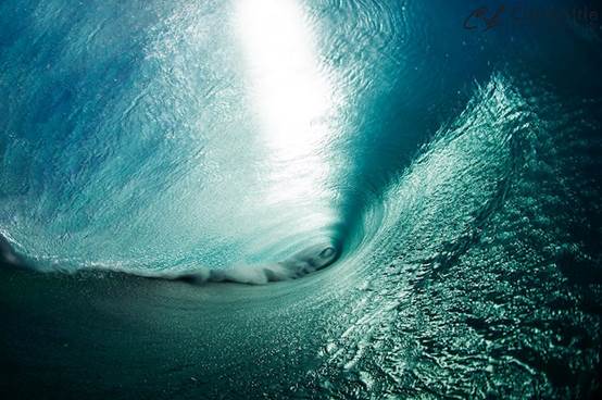 在这一瞬间，巨浪的美丽被他凝结