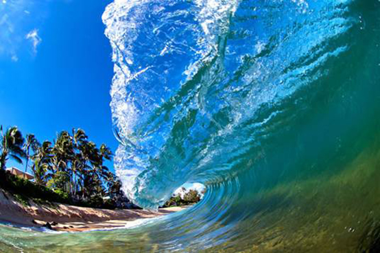 在这一瞬间，巨浪的美丽被他凝结